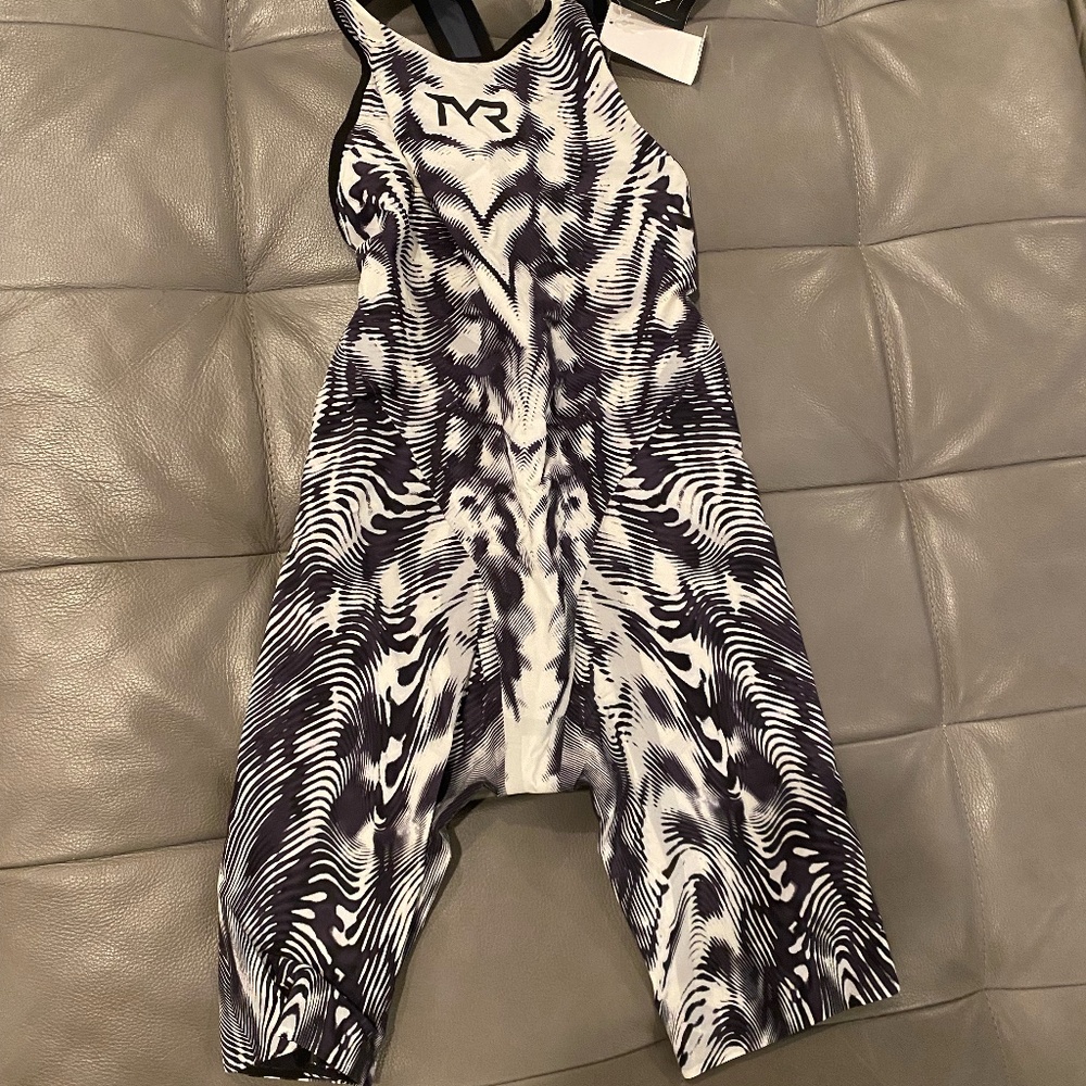 TYR VENZIO GENESIS CLOSED BACK TECH SUIT 24
